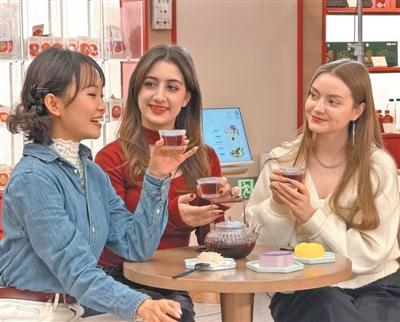 国游中国购热情持续高涨（经济新方位·聚焦假期消费）